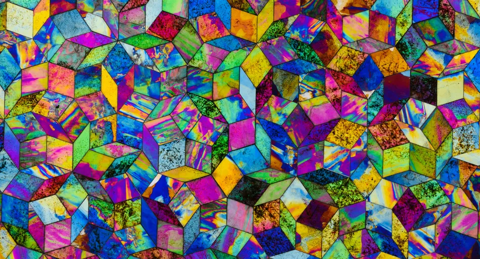 Motif géométrique coloré avec des formes hexagonales et vibrantes.